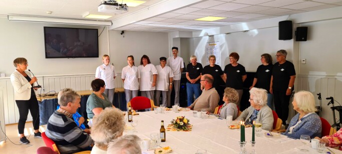 Grete Ranes Heggen takka alle på kjøkenet og hjelparane frå Frivilligsentralen for innsatsen, og gjestane gav dei alle ein varm applaus, gode og mette som dei var!