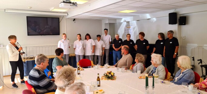 Grete Ranes Heggen takka alle på kjøkenet og hjelparane frå Frivilligsentralen for innsatsen, og gjestane gav dei alle ein varm applaus, gode og mette som dei var! Grete Ranes Heggen takka alle på kjøkenet og hjelparane frå Frivilligsentralen for innsatsen, og gjestane gav dei alle ein varm applaus, gode og mette som dei var!