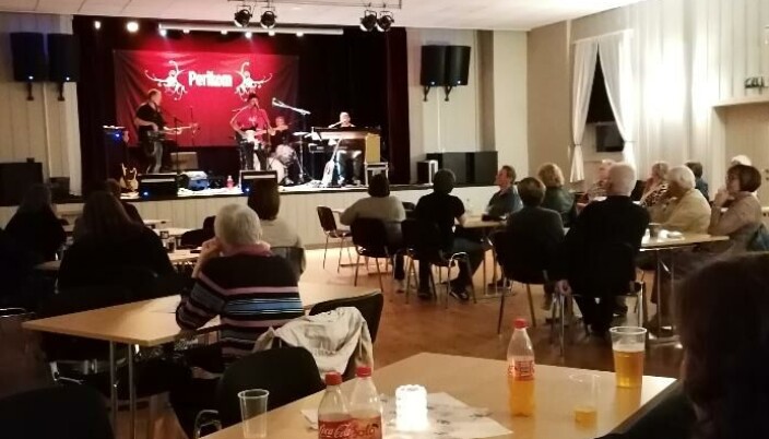 Helge Gravvold med band er fire menn som skaper liv på scena. Helge Gravvold med band er fire menn som skaper liv på scena.