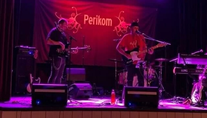 Helge Gravvold med band. Helge Gravvold med band.