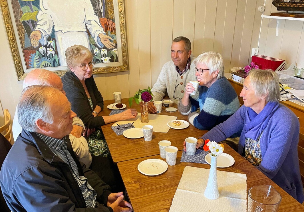 Alltid trivsel ved kaffen i Kyrkjestua, synest Johannes Skjerdal (frå venstre), Knut og Kjellaug Sollid, Svein og Ranveig Hauge og Gunnhild Skjerdal. Alltid trivsel ved kaffen i Kyrkjestua, synest Johannes Skjerdal (frå venstre), Knut og Kjellaug Sollid, Svein og Ranveig Hauge og Gunnhild Skjerdal.