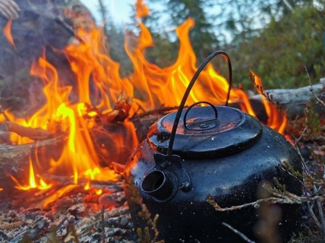 Bålhygge: Bålet er en viktig stemningsskaper nå som det går mot mørkere tider. Foto: Bjørn Henrik Johansen Bålhygge: Bålet er en viktig stemningsskaper nå som det går mot mørkere tider. Foto: Bjørn Henrik Johansen