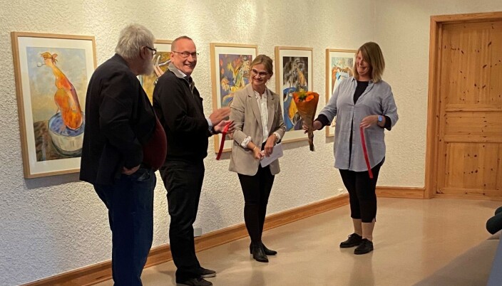 Kultursjef Lilli Husby introduserte Lars Gunnar Polden, medan ordførar Margrethe Svinvik held tale og sto for snorklippinga. Her saman med kunstnaren (t.v) og Lars Skrøvseth frå Stiftelsen Kallastua Kultursjef Lilli Husby introduserte Lars Gunnar Polden, medan ordførar Margrethe Svinvik held tale og sto for snorklippinga. Her saman med kunstnaren (t.v) og Lars Skrøvseth frå Stiftelsen Kallastua