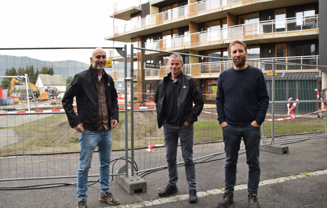 Martin Wormdal og Yngve Bakken i Salvesen og Thams eiendom og Romund Aune i B&B Entreprenør er fornøyd med å ha signert kontrakt om neste byggetrinn på Rømmetunet. Martin Wormdal og Yngve Bakken i Salvesen og Thams eiendom og Romund Aune i B&B Entreprenør er fornøyd med å ha signert kontrakt om neste byggetrinn på Rømmetunet.