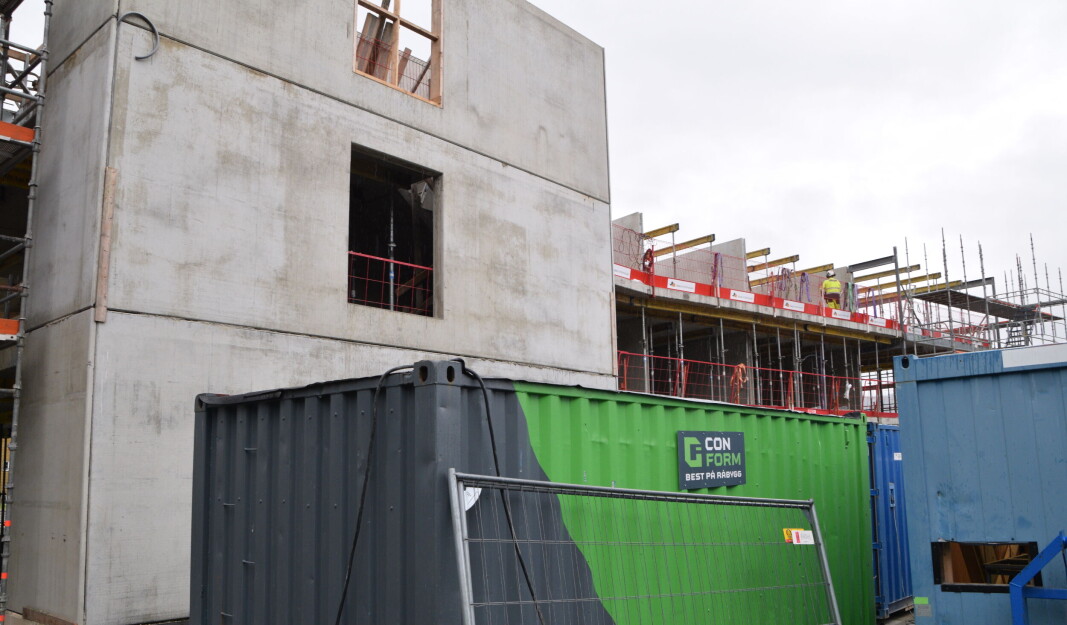 Underleverandøren Con-Form er i gang med å montere betongelementer på på bygg B. Underleverandøren Con-Form er i gang med å montere betongelementer på på bygg B.