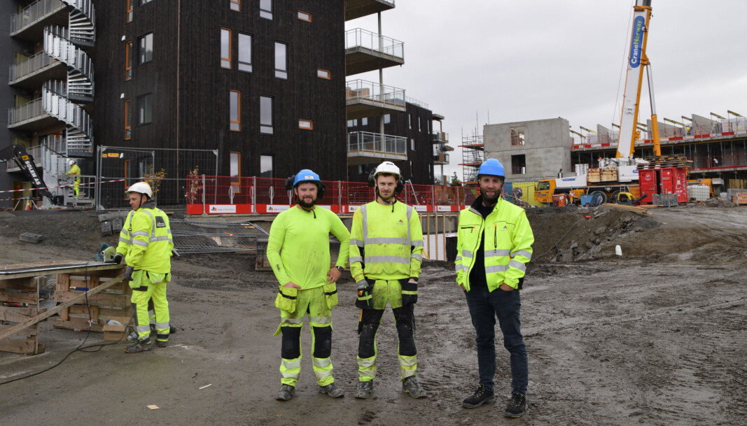 På arbeidsplassen jobber flere fra Rindal og Surnadal. Jon Sande og Ole Ivar Bolme sammen med Romund Aune. På arbeidsplassen jobber flere fra Rindal og Surnadal. Jon Sande og Ole Ivar Bolme sammen med Romund Aune.