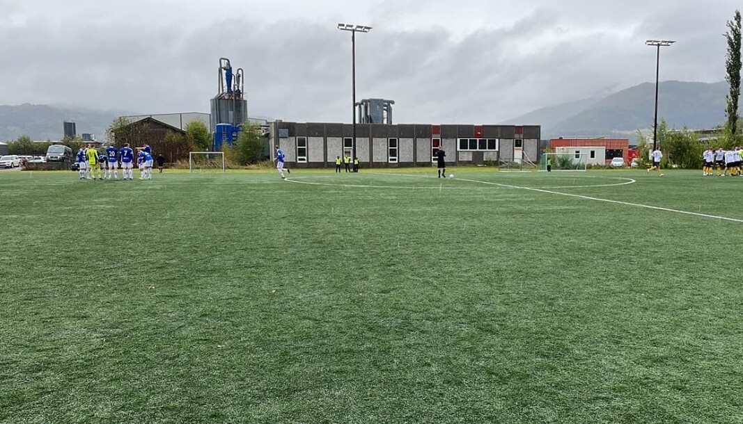 Surnadal spilte mot Åndalsnes i plaskregn på Syltøran. Surnadal spilte mot Åndalsnes i plaskregn på Syltøran.
