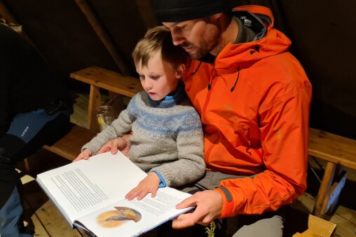 Brage opna boka straks i lag med pappa Sondre Bjørnstad. Brage opna boka straks i lag med pappa Sondre Bjørnstad.