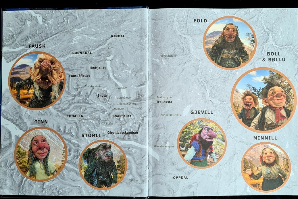 Persongalleriet er presentert på innsida av omslaget til boka