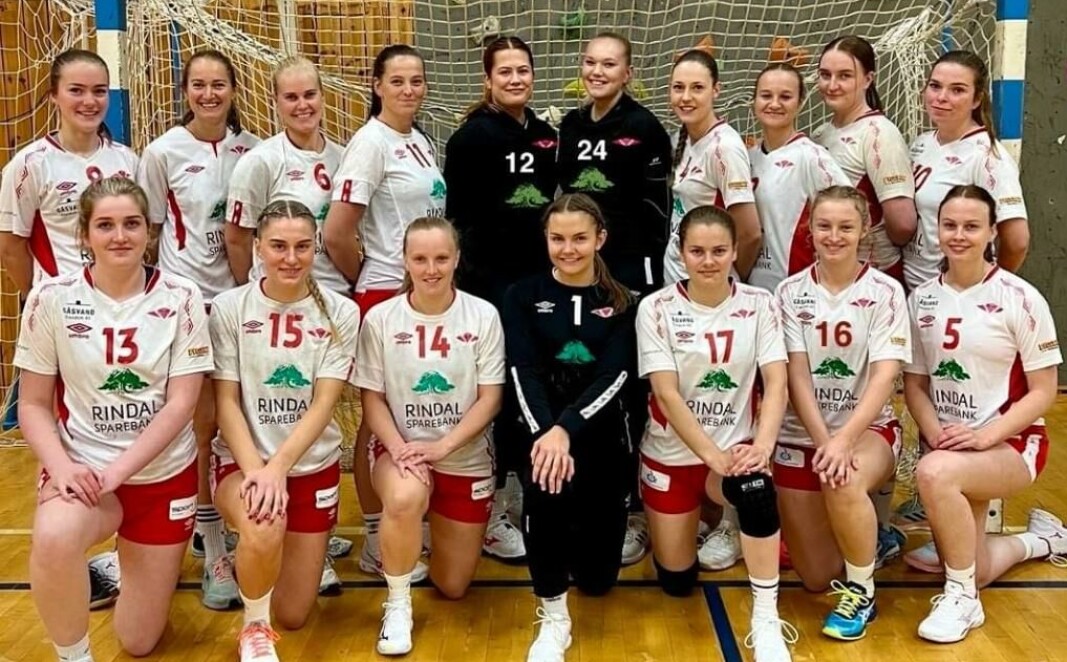 Rindals 3. divisjons damelag 2022-2023. Øverst f.v.: Maren Mikkelsen Karlsen, Berit Hauge Aakvik, Anja Søyseth, Marit Ustad Hove, Vanja Mossefinn, Guro Søyseth, Gro Anita Bolme, Frøya Ramstad, Anna Vattøy Solli og Jorunn Kristine Torjul. Nederst f.v.: Nora Bolme Fjerstad, Hanna Sjøland Saksen, Ane Vasskog, Maren Halgunset, Frida Møkkelgård, Line Mogstad og Thea Bolme. Fraværende: Tonje Bjørnås. Rindals 3. divisjons damelag 2022-2023. Øverst f.v.: Maren Mikkelsen Karlsen, Berit Hauge Aakvik, Anja Søyseth, Marit Ustad Hove, Vanja Mossefinn, Guro Søyseth, Gro Anita Bolme, Frøya Ramstad, Anna Vattøy Solli og Jorunn Kristine Torjul. Nederst f.v.: Nora Bolme Fjerstad, Hanna Sjøland Saksen, Ane Vasskog, Maren Halgunset, Frida Møkkelgård, Line Mogstad og Thea Bolme. Fraværende: Tonje Bjørnås.