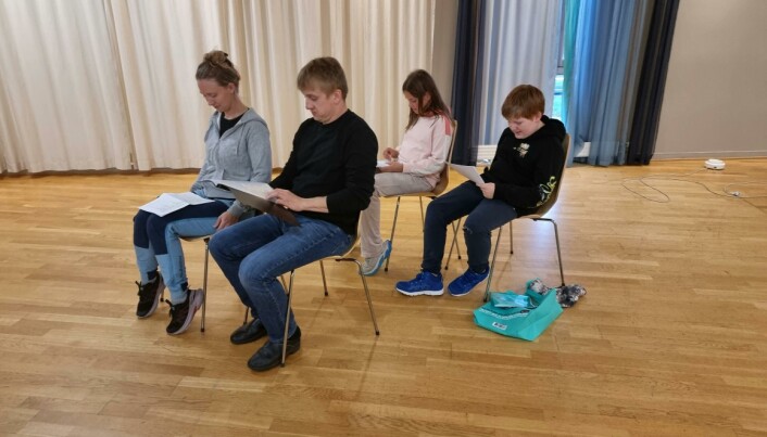 Øvingen i full gang. Fra venstre Camilla Leirivaara, Lasse Løfaldli, Mie Aune og Tore Flostrand Øvingen i full gang. Fra venstre Camilla Leirivaara, Lasse Løfaldli, Mie Aune og Tore Flostrand