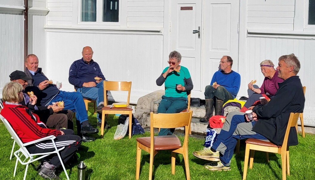 Kaffepause, frå venstre: Solvor Røen, Nils Magne Røen, Anders Fridtjof Røen, Rannveig Brøske, Bjarne Røen, Anne Nes, Rune Forslund, Anton Georg Nes var også med( ikkje på bildet), og Berit Anne Botten Røkkum, fotograf her, var også med på dugnaden! Kaffepause, frå venstre: Solvor Røen, Nils Magne Røen, Anders Fridtjof Røen, Rannveig Brøske, Bjarne Røen, Anne Nes, Rune Forslund, Anton Georg Nes var også med( ikkje på bildet), og Berit Anne Botten Røkkum, fotograf her, var også med på dugnaden!