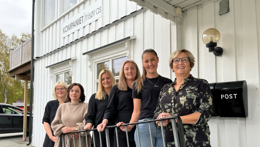 Gro Baar, Anna Bøe Elshaug, Elin Landsem, Siv Helen Mikkelsen, Oda Solem og Kirsti Barbo Landsem jobber på frisørsalongen i Rindal sentrum. Gro Baar, Anna Bøe Elshaug, Elin Landsem, Siv Helen Mikkelsen, Oda Solem og Kirsti Barbo Landsem jobber på frisørsalongen i Rindal sentrum.