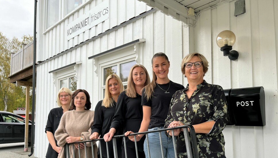 Gro Baar, Anna Bøe Elshaug, Elin Landsem, Siv Helen Mikkelsen, Oda Solem og Kirsti Barbo Landsem jobber på frisørsalongen i Rindal sentrum.