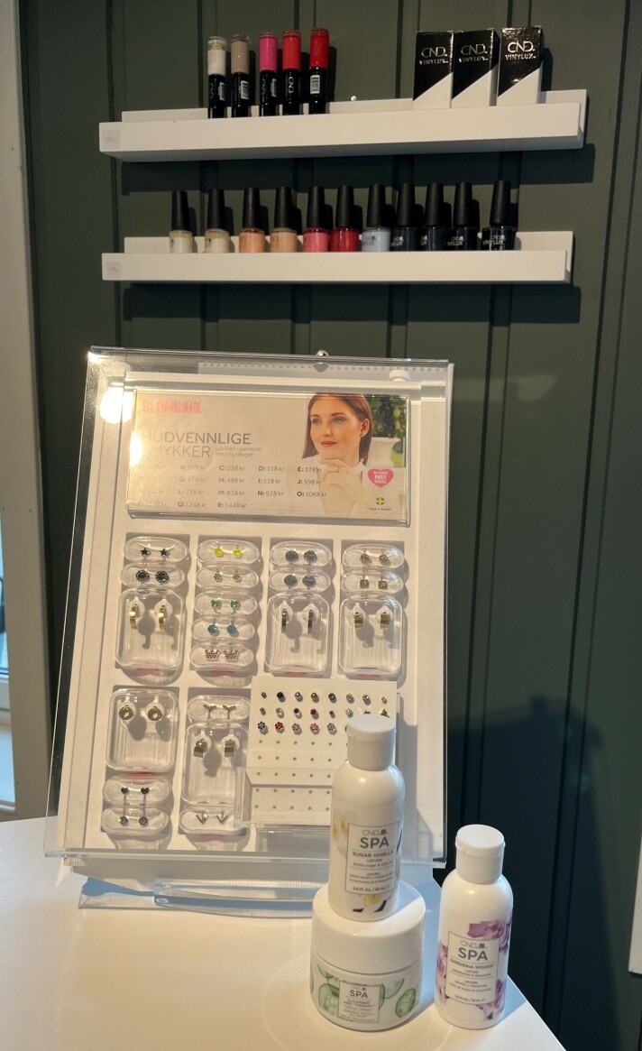 Negleprodukter, øredobber, hånd- og fotkrem. Negleprodukter, øredobber, hånd- og fotkrem.