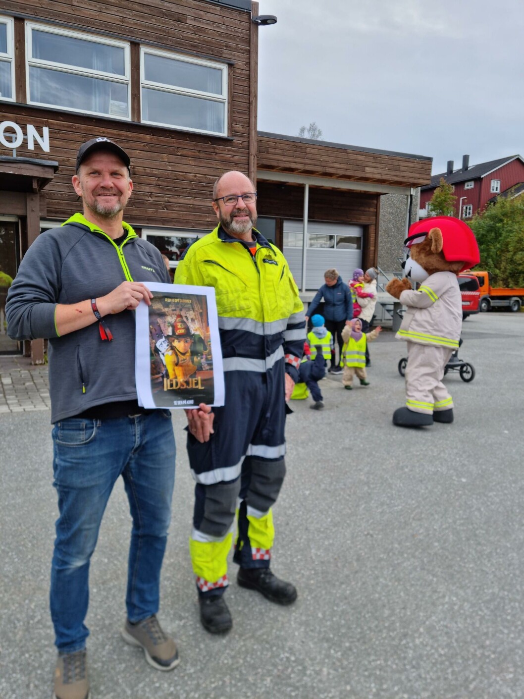 Olav Løfald fra Rindal brannvesen som er ansvarlig for åpen brannstasjon, og Morten Møller fra Rindal kino. Olav Løfald fra Rindal brannvesen som er ansvarlig for åpen brannstasjon, og Morten Møller fra Rindal kino.