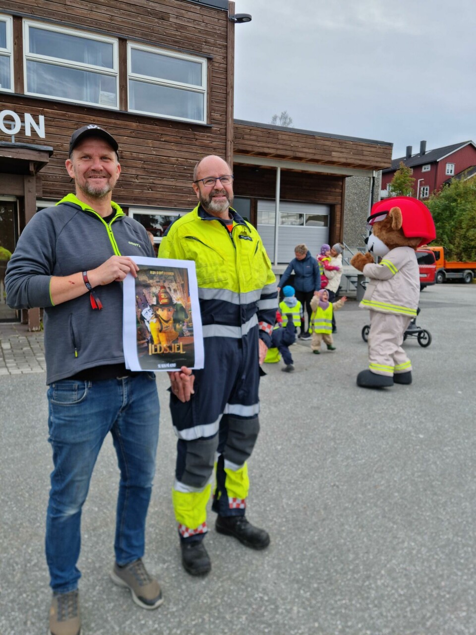 Olav Løfald fra Rindal brannvesen som er ansvarlig for åpen brannstasjon, og Morten Møller fra Rindal kino.