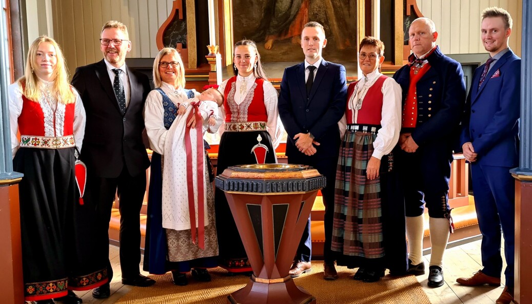 Dåpsbarnet Solveig Glåmen med foreldre og fadrar. Dåpsbarnet Solveig Glåmen med foreldre og fadrar.