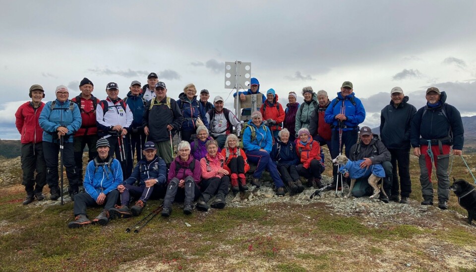 Så var alle på toppen 627 moh. Det bles på toppen så vi gikk ned til Stokkvatnet for matpause. Så var alle på toppen 627 moh. Det bles på toppen så vi gikk ned til Stokkvatnet for matpause.