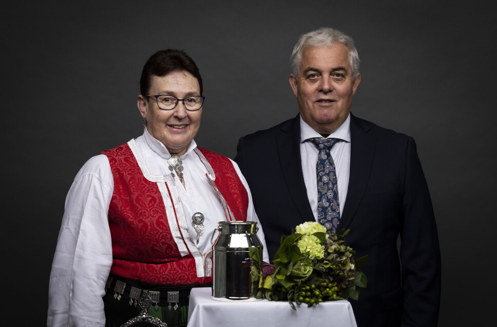 Marit Haltli og Morten Kirkholt vart heidra med Mjølkespannet.