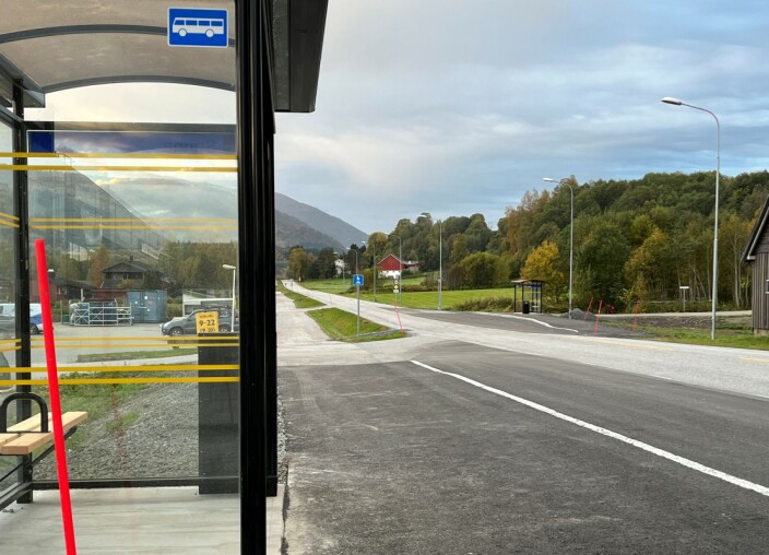 Ny busslomme med busskur på begge sider av vegen ved Sunna. Det ser også ut til at det skal bli fotgjengerovergang mellom de to busslommene. Ny busslomme med busskur på begge sider av vegen ved Sunna. Det ser også ut til at det skal bli fotgjengerovergang mellom de to busslommene.
