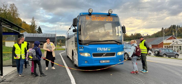 Gøril Bakken, Jan Terje Foss og Einar Grønnes fra NAF og ordfører Vibeke Langli venta på bussen sammen med skolelevene Gøril Bakken, Jan Terje Foss og Einar Grønnes fra NAF og ordfører Vibeke Langli venta på bussen sammen med skolelevene