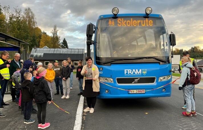 Passasjerene i bussen kom ut for å overvære snorklippinga. Busslomma er herved erklært åpna. Passasjerene i bussen kom ut for å overvære snorklippinga. Busslomma er herved erklært åpna.