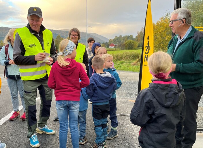 Einar Grønnes og Gøril Bakken fra NAF avd. Indre Nordmøre delte ut "Helt Super skolevei"-reflekser til bussjåfør Kjell Bråten og skoleelevene. Einar Grønnes og Gøril Bakken fra NAF avd. Indre Nordmøre delte ut "Helt Super skolevei"-reflekser til bussjåfør Kjell Bråten og skoleelevene.