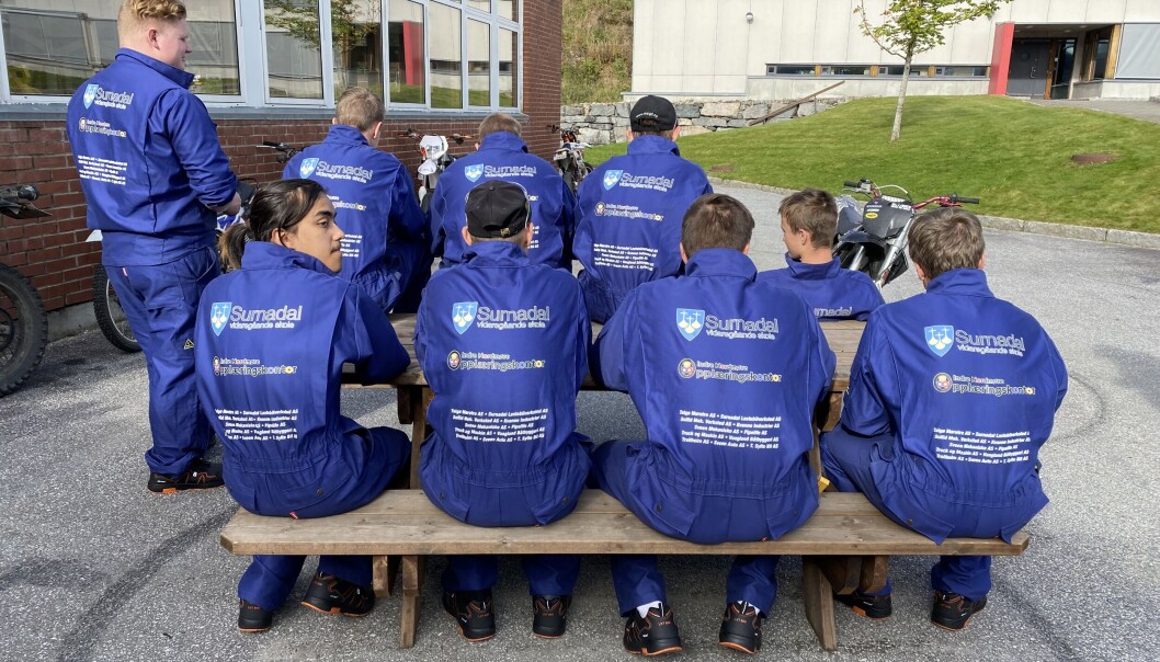 Elevene på vg 1 teknologi og industrifag fikk flammesikre kjeledresser og vernesko. Elevene på vg 1 teknologi og industrifag fikk flammesikre kjeledresser og vernesko.
