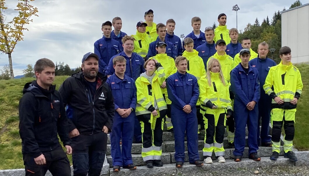 Elevene sammen med representanter fra næringslivet. Bjørn Moen fra Sollid Mek.verksted og Håvard Fiske fra HJH-bygg. Elevene sammen med representanter fra næringslivet. Bjørn Moen fra Sollid Mek.verksted og Håvard Fiske fra HJH-bygg.