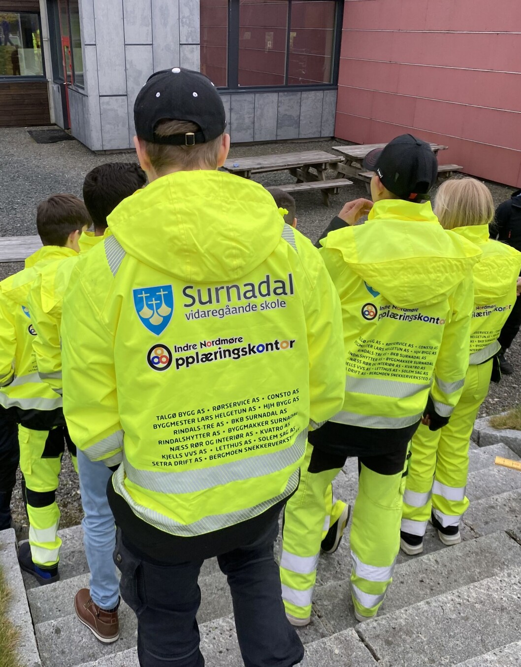 Elevene på vg1 bygg-og anleggsteknikk fikk synlighetsklær, jakke, bukse og genser. Elevene på vg1 bygg-og anleggsteknikk fikk synlighetsklær, jakke, bukse og genser.