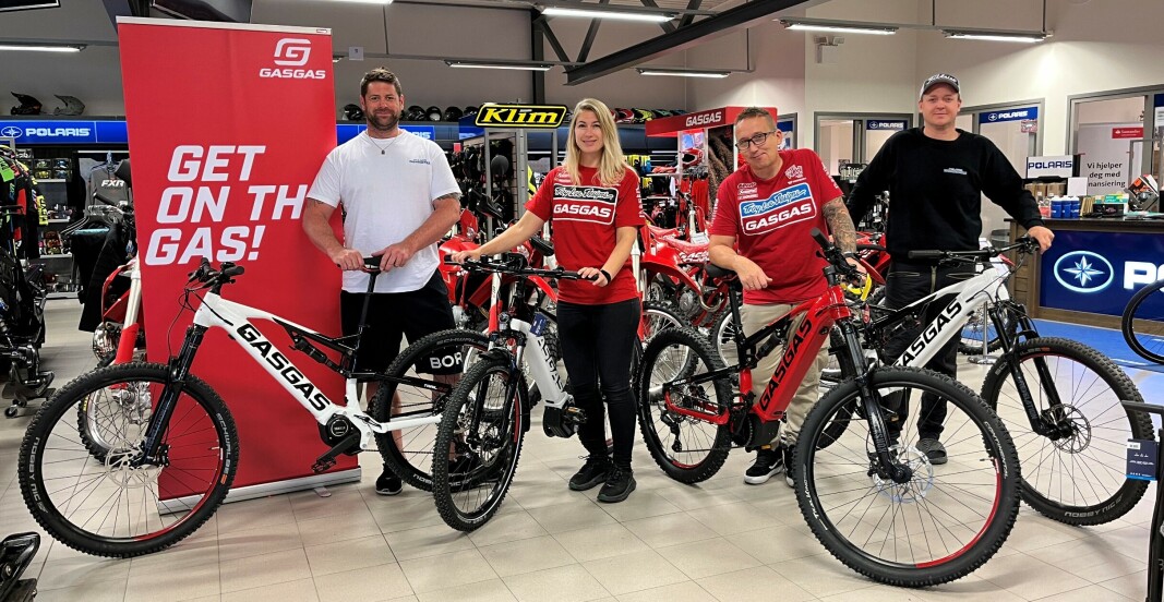 Ailin Van Til og Odd Arne Nergård er GASGAS-ansvarlig hos Polaris Nordmøre. Sammen med Odd Inge Kvernberg (t.v.) og Anders Kjelås (t.h.), viser de flere elsykkel-modeller som allerede er på plass i butikken. Ailin Van Til og Odd Arne Nergård er GASGAS-ansvarlig hos Polaris Nordmøre. Sammen med Odd Inge Kvernberg (t.v.) og Anders Kjelås (t.h.), viser de flere elsykkel-modeller som allerede er på plass i butikken.
