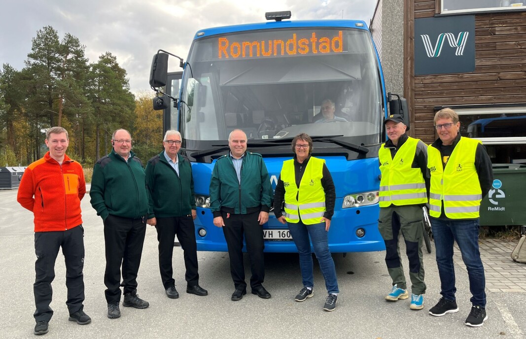 F.v. sjåførene Jan Syrstad, Jan Atle Møkkelgård, Kjell Bråten og Nils Ragnar Bjørnås, sammen med Gøril Bakken, Einar Grønnes og Jan Terje Foss fra NAF. Inne i bussen skimtes også en bussjåfør. F.v. sjåførene Jan Syrstad, Jan Atle Møkkelgård, Kjell Bråten og Nils Ragnar Bjørnås, sammen med Gøril Bakken, Einar Grønnes og Jan Terje Foss fra NAF. Inne i bussen skimtes også en bussjåfør.