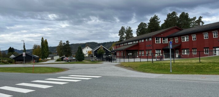 Harevegen går forbi skoleområdet til venstre. Der er det mange som overskrider fartsgrensa. Harevegen går forbi skoleområdet til venstre. Der er det mange som overskrider fartsgrensa.