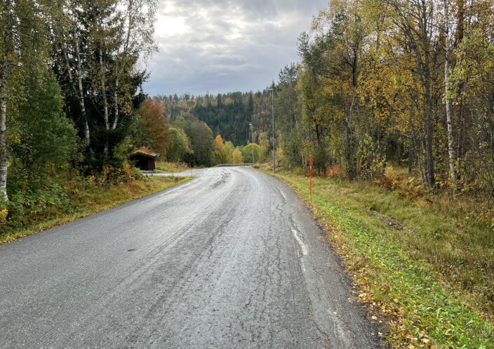 Skolebussjåførenes førsteønske nå er busstopp også på andre sida av vegen ved boligfeltet på Tiset. Skolebussjåførenes førsteønske nå er busstopp også på andre sida av vegen ved boligfeltet på Tiset.