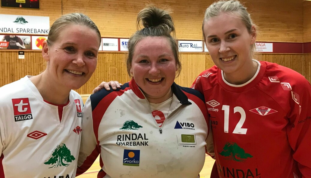 Bente Rindal Kvendset, Stine Helen Slettvåg Løkås og Eirin Eline Mogset spilte for full tribune i Rindalshuset søndag ettermiddag.