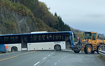 Buss kjørte av vegen på fv65 i Øvre Surnadal - vegen er åpnet igjen
