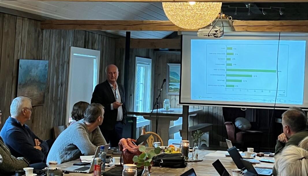 Høstens budsjettarbeid i Surnadal kommune ble sparket i gang av kommunedirektør Knut Haugen på Belavollen Gard. Høstens budsjettarbeid i Surnadal kommune ble sparket i gang av kommunedirektør Knut Haugen på Belavollen Gard.