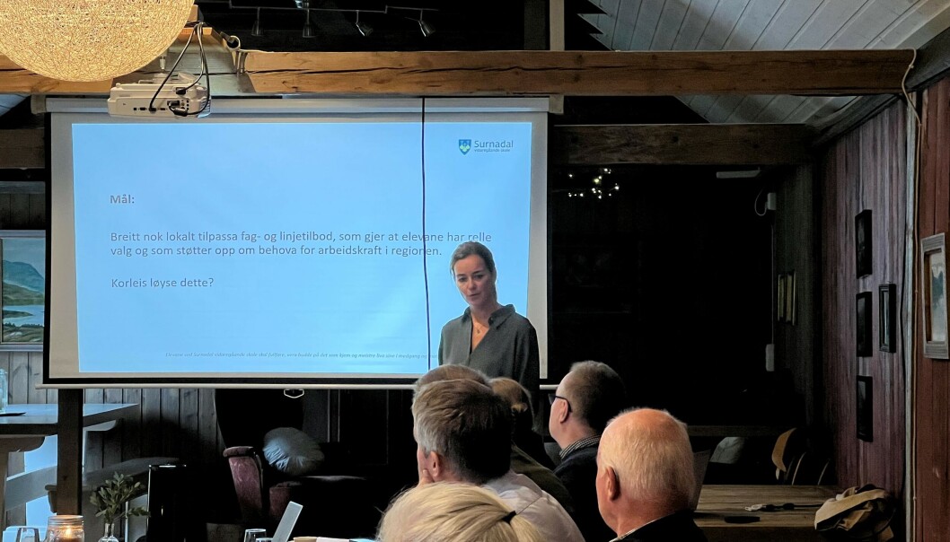 Rektor ved Surnadal videregående skole, Hilde Andersen, orienterte om status for inneværende skole år og fremtidsutsikter for skolen sin til budsjettkonferansen. Rektor ved Surnadal videregående skole, Hilde Andersen, orienterte om status for inneværende skole år og fremtidsutsikter for skolen sin til budsjettkonferansen.