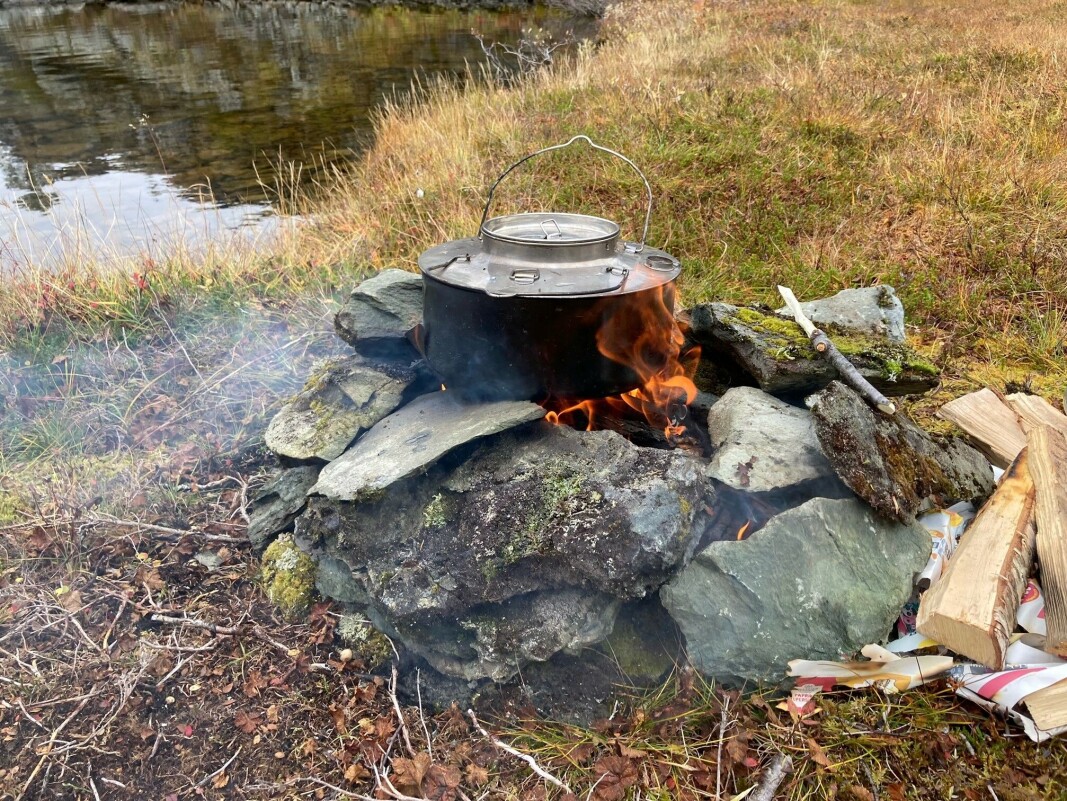 Ved Steinkjerkvatnet ble det rigget til for kaffekoking på stor svartkjel. Ved Steinkjerkvatnet ble det rigget til for kaffekoking på stor svartkjel.