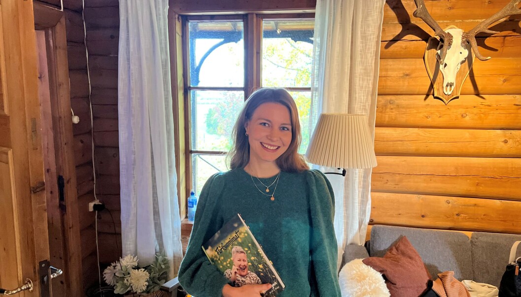 Anne Berit Flo Halle, prosjektsjef i Alti Forvaltning, fikk med seg boka Anne Berit Flo Halle, prosjektsjef i Alti Forvaltning, fikk med seg boka