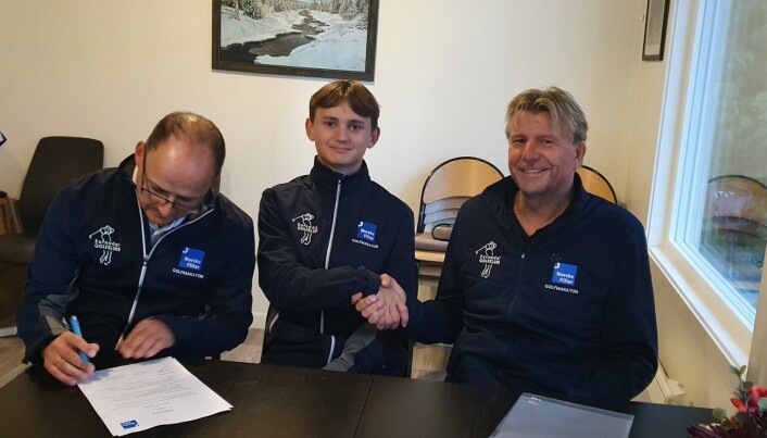 Pappa Tom Erik Kvande undertegner avtalen sammen med Marius og Tor Oterhals Pappa Tom Erik Kvande undertegner avtalen sammen med Marius og Tor Oterhals