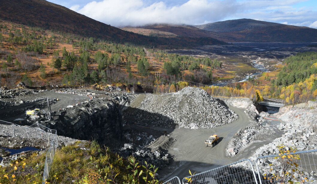 En blanding av løse fjellmasser og store steiner kjøres ut med dumper. En blanding av løse fjellmasser og store steiner kjøres ut med dumper.
