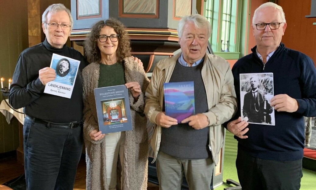 Desse lovar klassiske arier, Messe over todalstonar etter Tomina Husby og Hallvard Ørsal og ikkje minst ferske songar av Sundlisæter. Frå venstre Bernt Bøe, Borghild Talgø, Svein Volle og John Moe. Desse lovar klassiske arier, Messe over todalstonar etter Tomina Husby og Hallvard Ørsal og ikkje minst ferske songar av Sundlisæter. Frå venstre Bernt Bøe, Borghild Talgø, Svein Volle og John Moe.