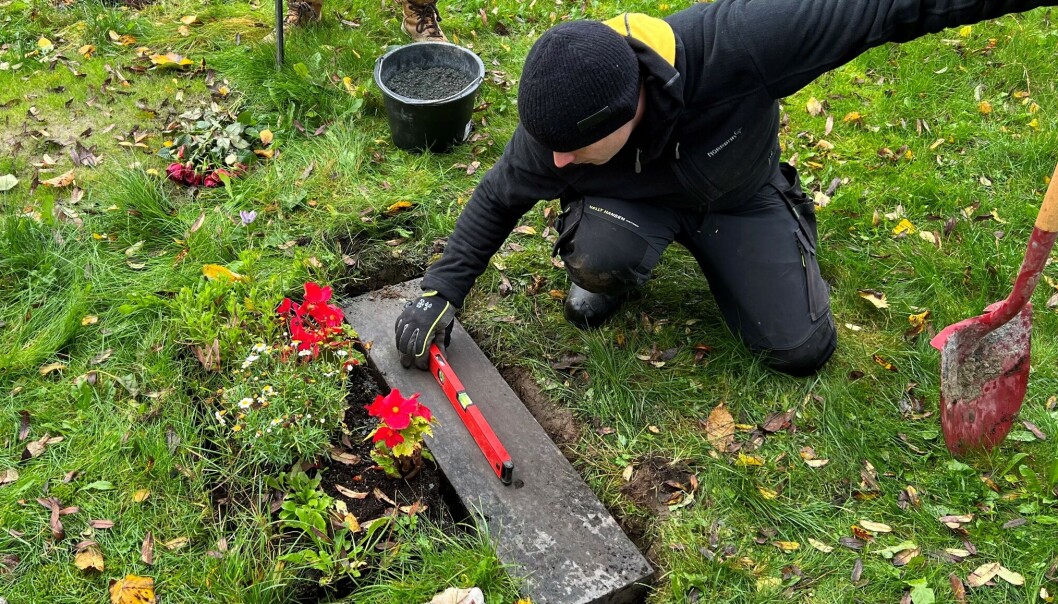 Det skal ikke mange gruskornene til for å gi utslag på vateret til Bjørn Vevang. Steinarbeid krever nøyaktighet. Det skal ikke mange gruskornene til for å gi utslag på vateret til Bjørn Vevang. Steinarbeid krever nøyaktighet.