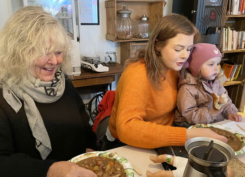 Velsmakande servering for små og store, tykte oldemor Inger Lise Heggem, dotterdotter Kristine og oldebarnet Ingrid.
