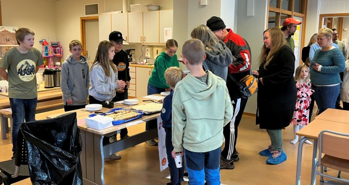 Lang kø for å kjøpe kaffe og kaker. Lang kø for å kjøpe kaffe og kaker.
