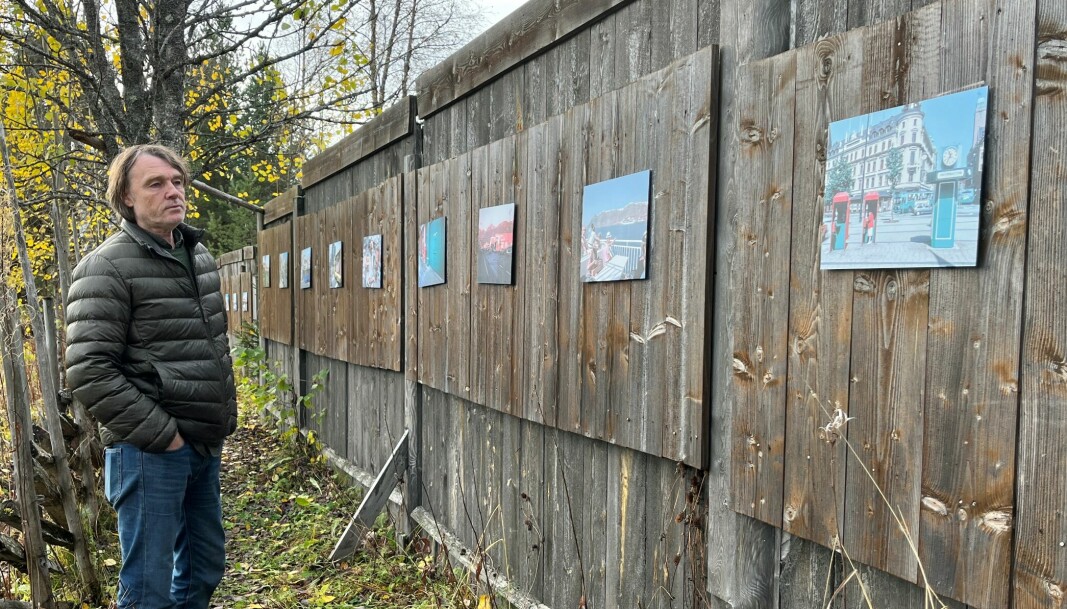 Morten Gåsvand med sin vegg av bilder fra 35 forskjellige land.