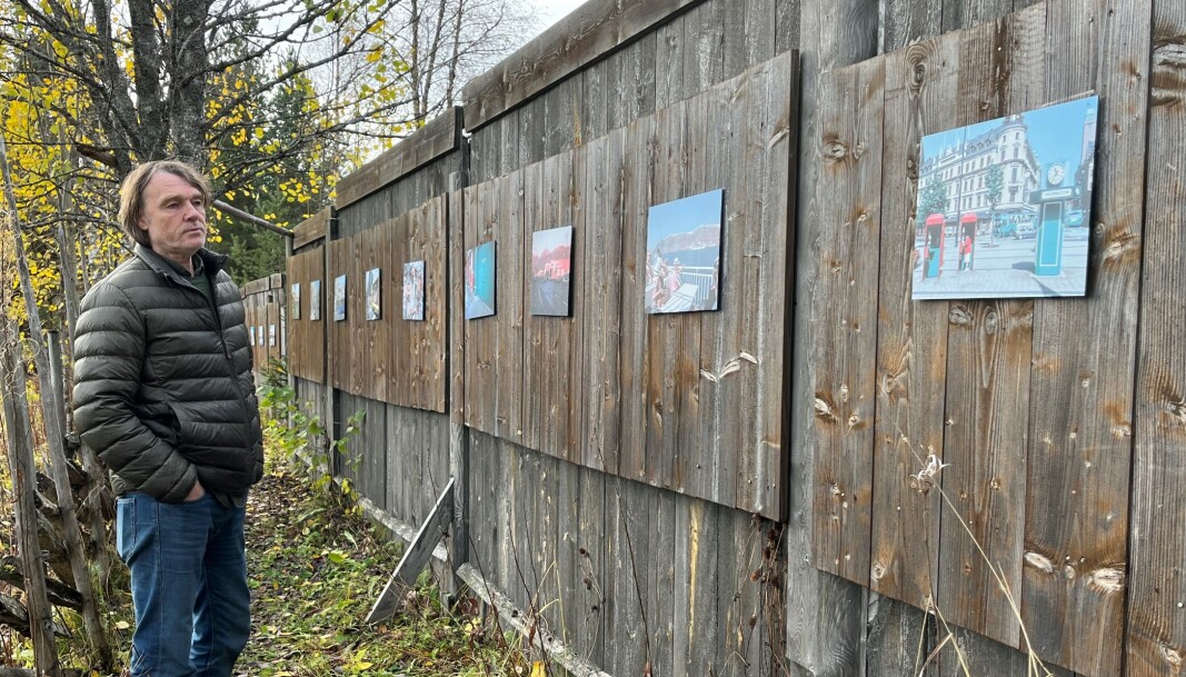 Morten Gåsvand med sin vegg av bilder fra 35 forskjellige land. Morten Gåsvand med sin vegg av bilder fra 35 forskjellige land.