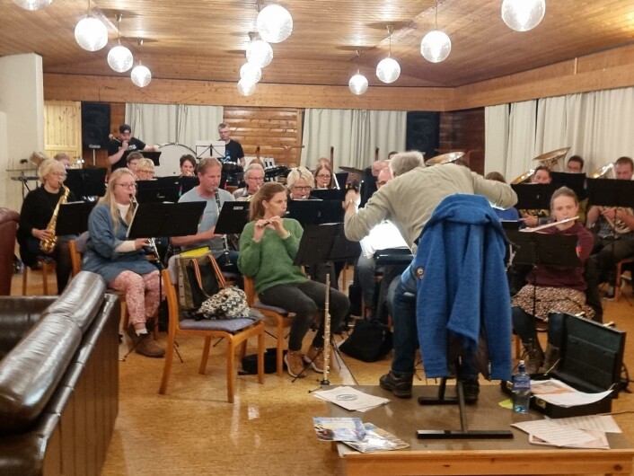 I full gang med jubileumsøving med en engasjert dirigent Einar Sødergren I full gang med jubileumsøving med en engasjert dirigent Einar Sødergren